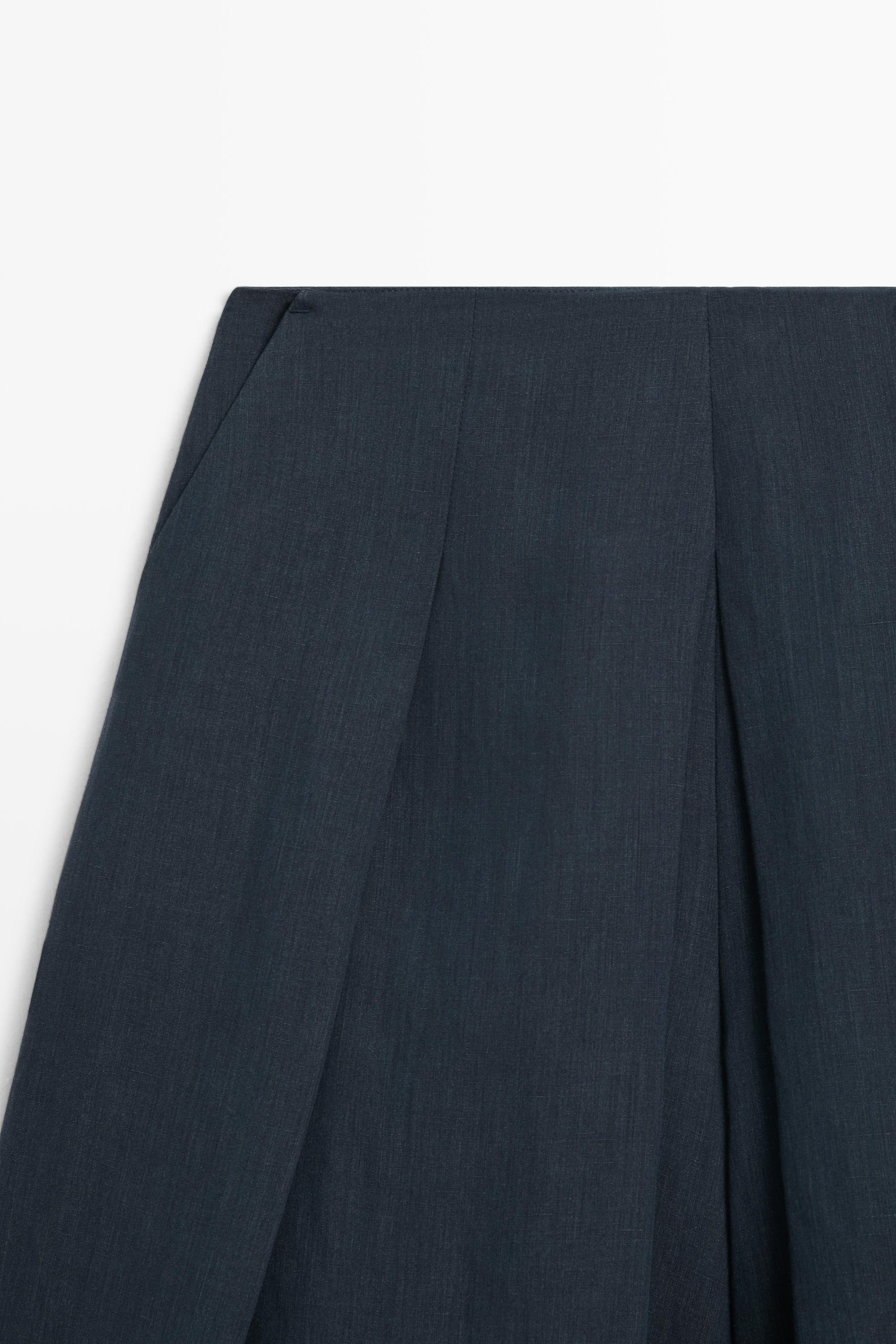 Linen blend Bermuda shorts with pleats